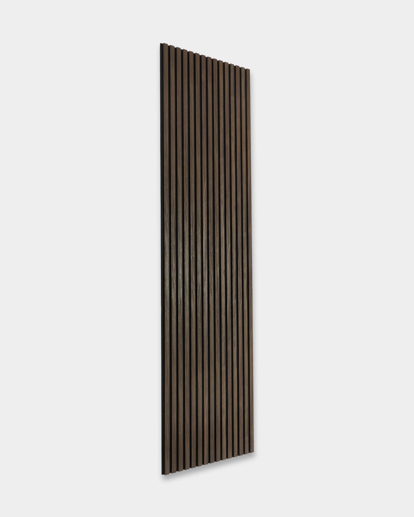 WoodUpp Essential Akupanel i Black Oak, 240x60 cm Akustikpanel med vertical träribbor, utformad för ljudabsorption och en modern nordisk estetik.